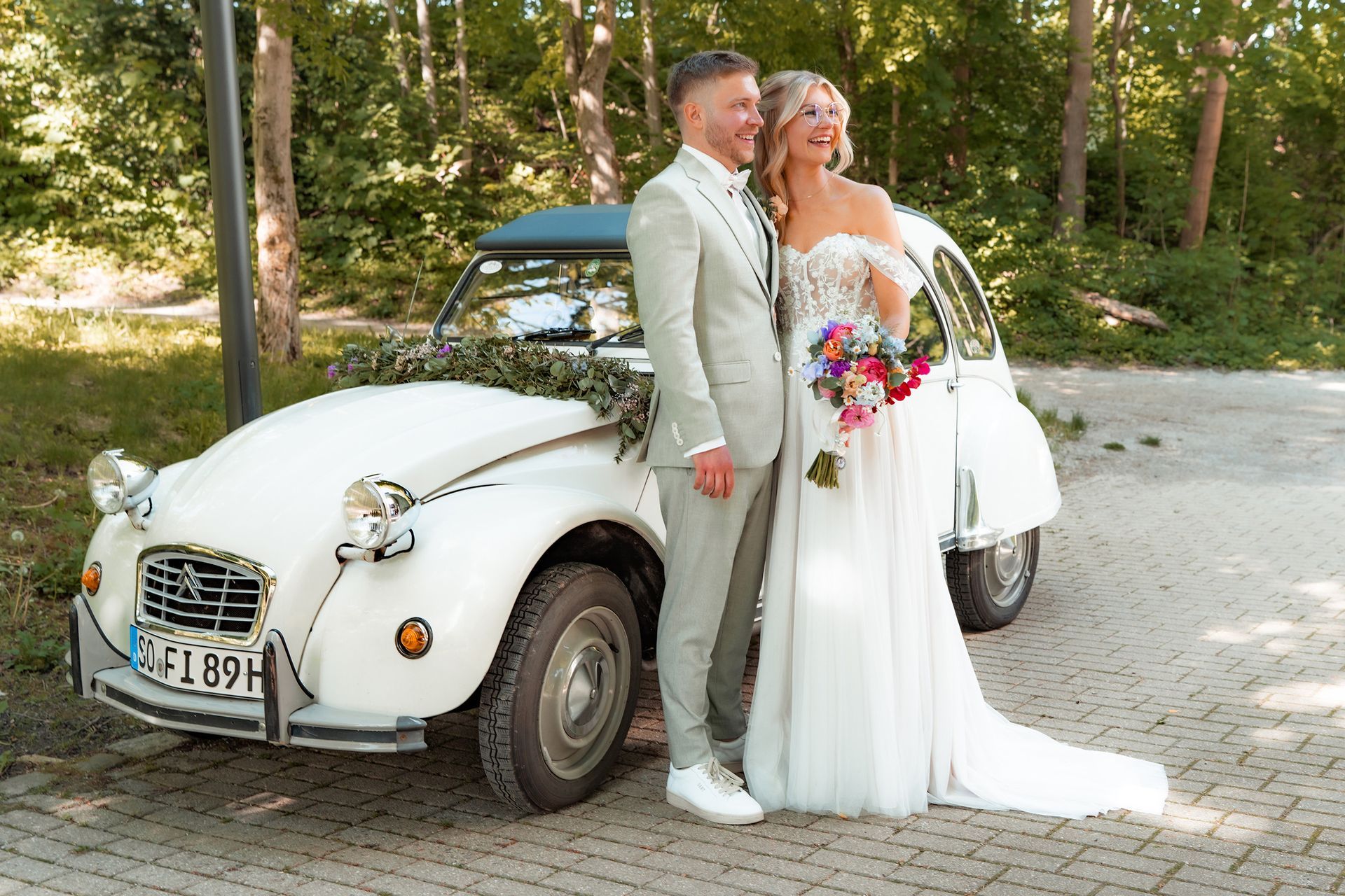 Brautpaar mit Oldtimer in Wischlingen Dortmund nach Hochzeit