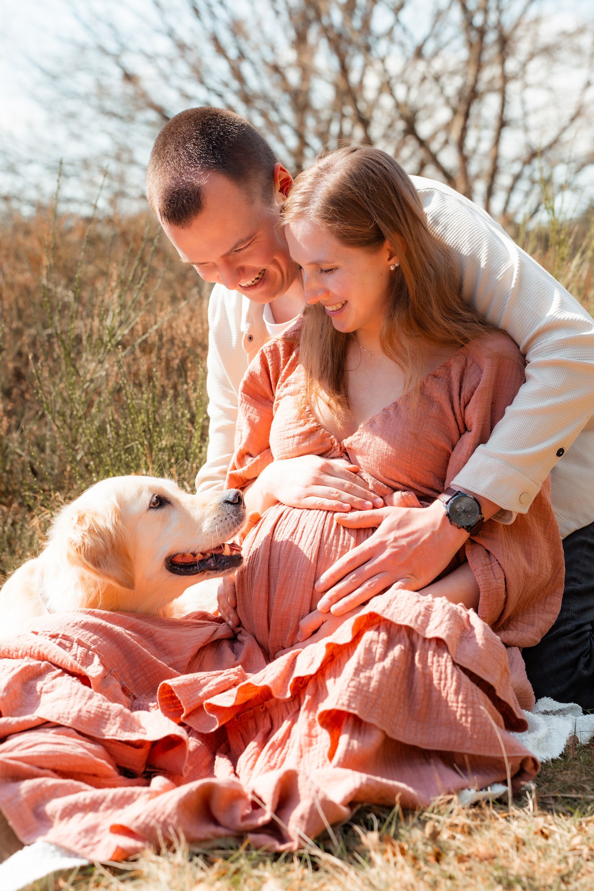 Detailaufnahme beim Babybauchshooting – Baby­schuhe und Füße im Sand von Mauritius