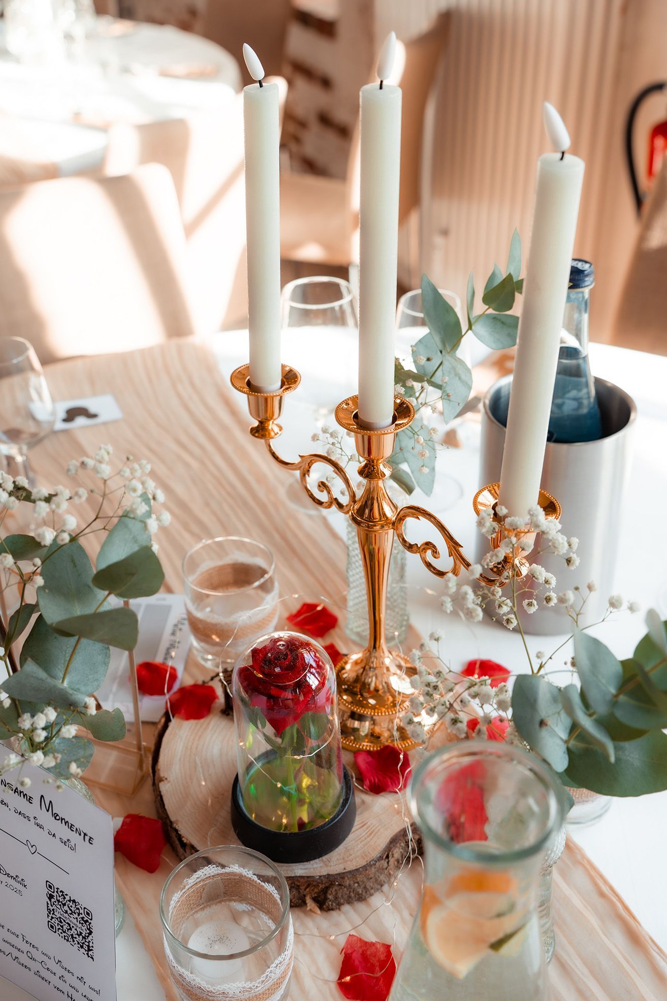 Stimmungsvolle Tischdekoration mit Kerzen bei der Hochzeitsfeier im Grand Central Bremen