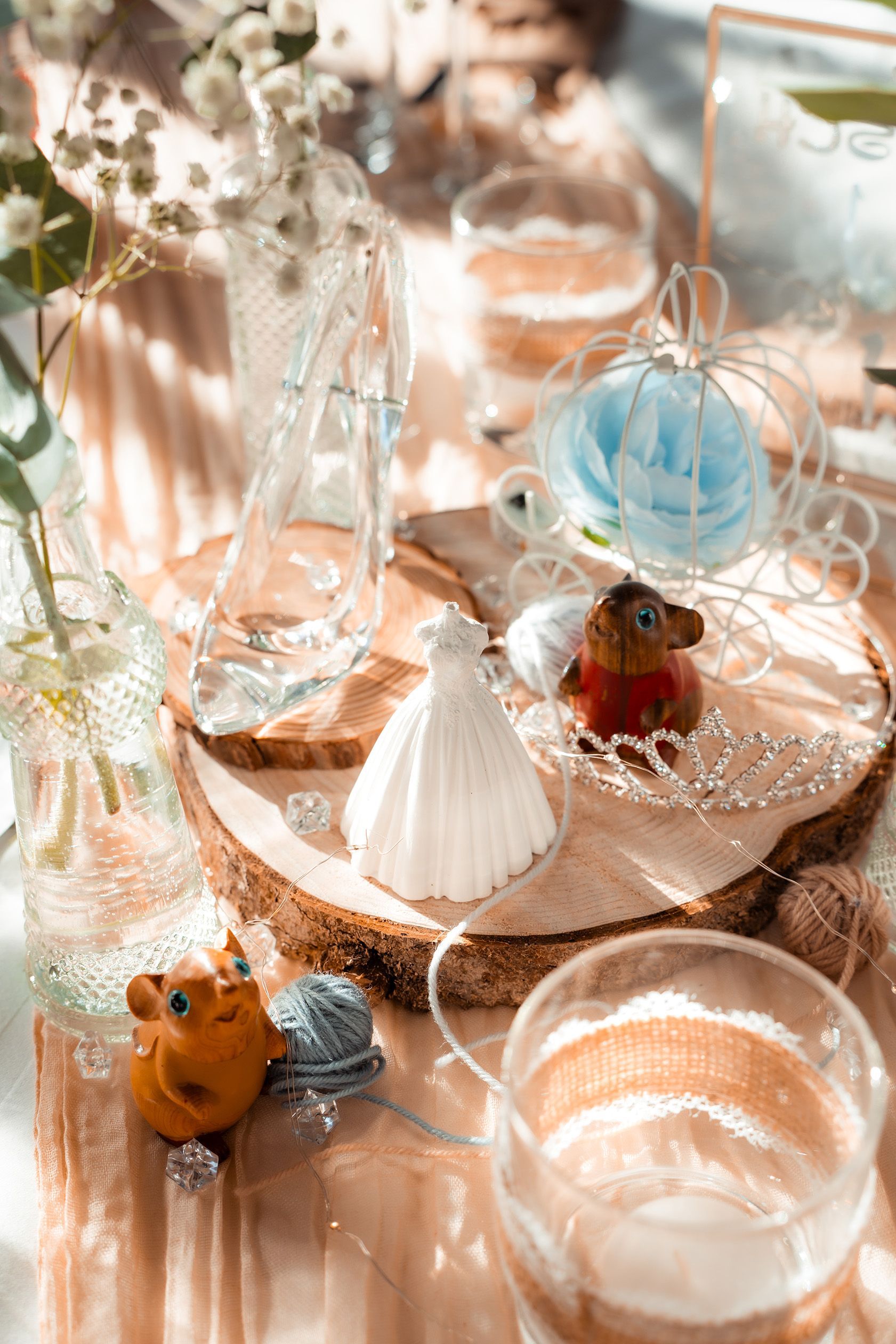 Detail einer zarten Disney Hochzeitstischdekoration im Grand Central Bremen.