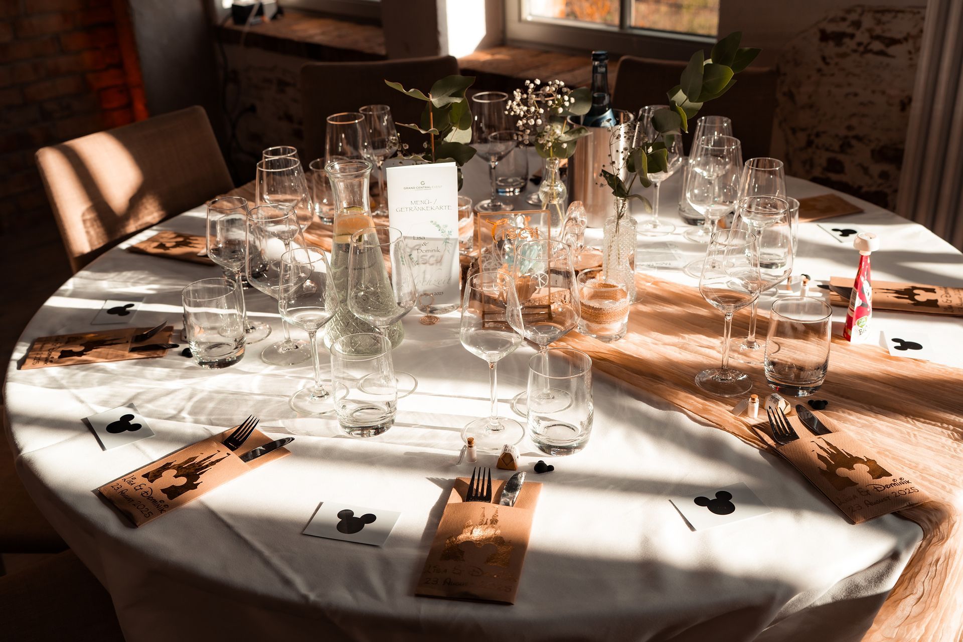 Gedeckte Hochzeitstafel mit weißen Tischdecken, vielen Gläsern im Grand Central Bremen.