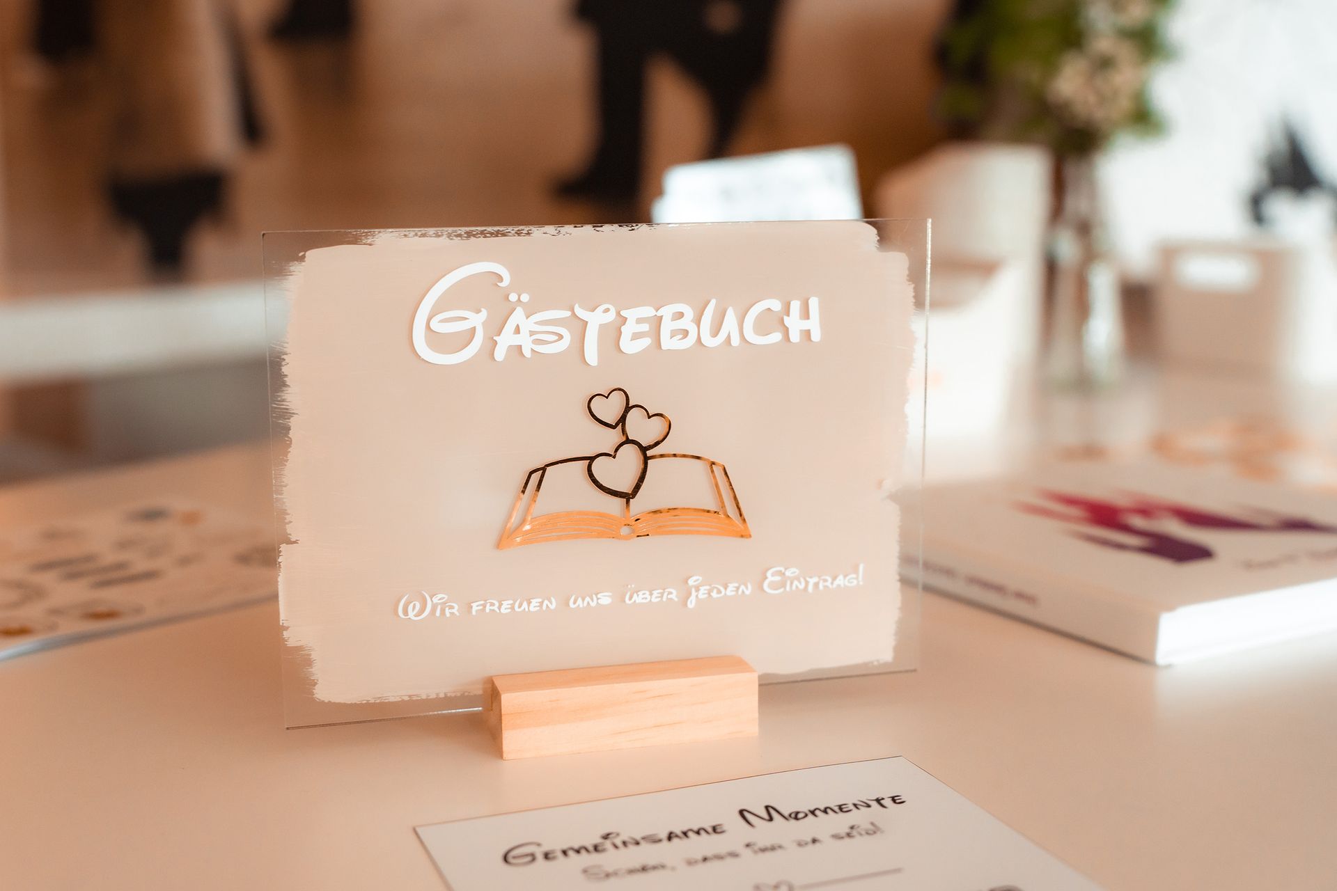 Tisch mit Schild für das Gästebuch, liebevoll gestaltet im Disney-Stil im Grand Central Bremen.