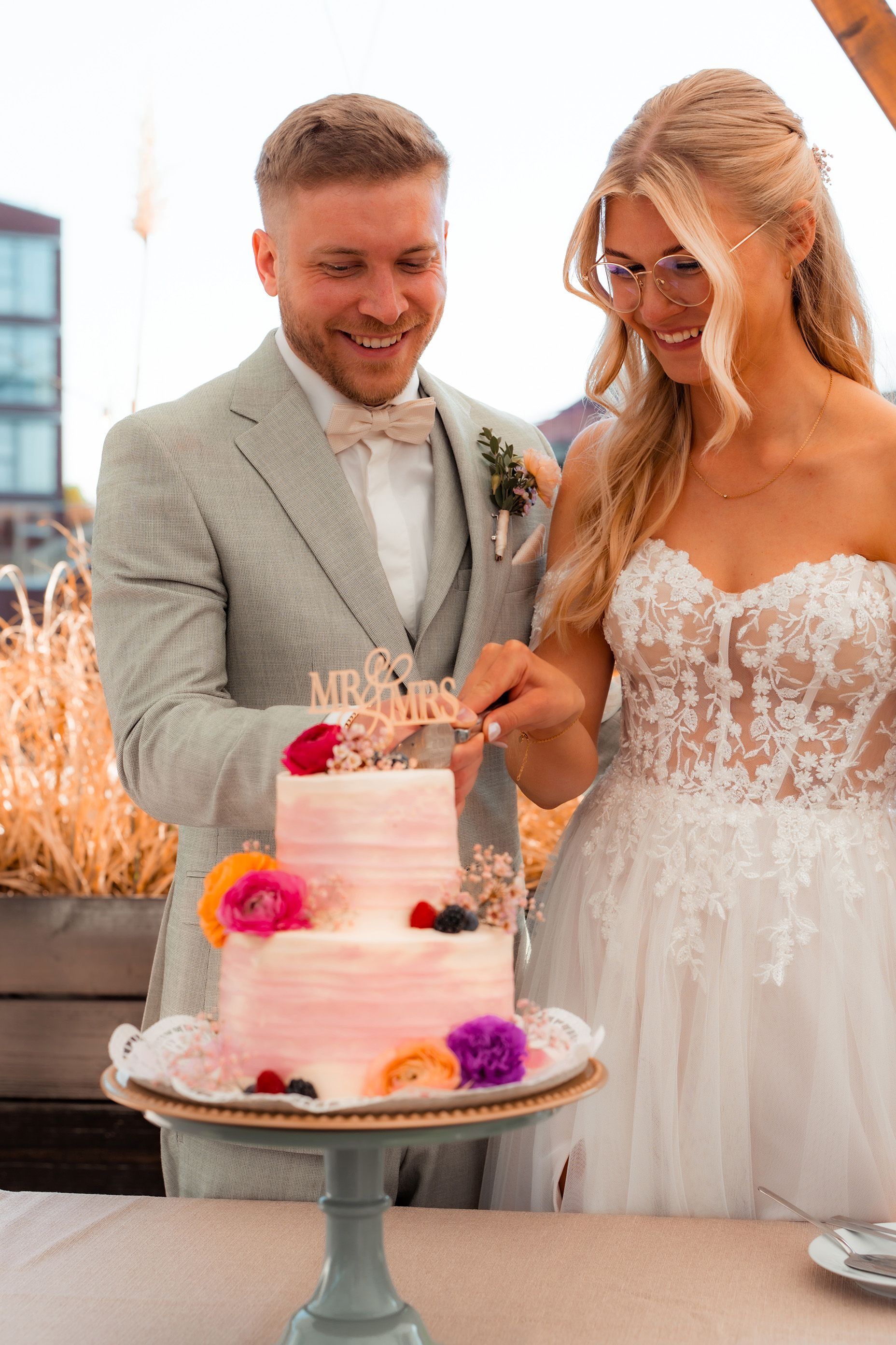 Strahlendes Brautpaar beim Anschneiden der Hochzeitstorte Dortmund