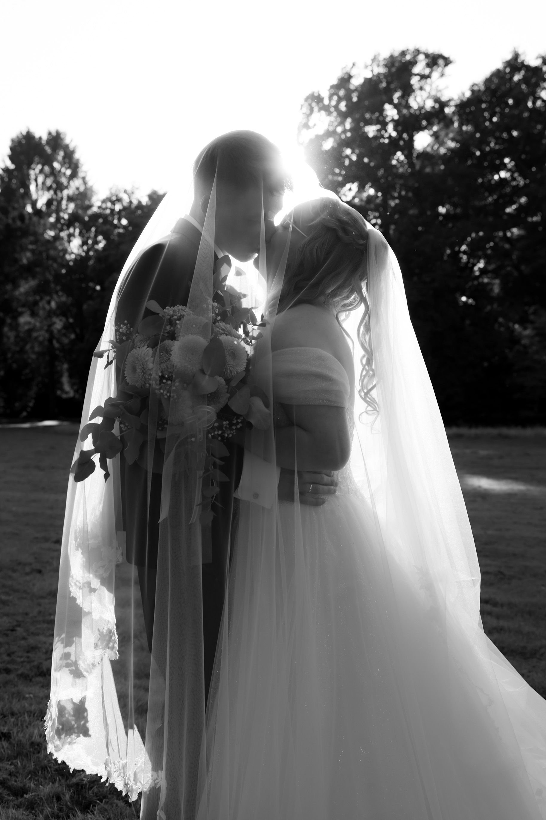 Romantischer Kuss des Brautpaars bei der Hochzeitsreportage in Höpkens Ruh Bremen.