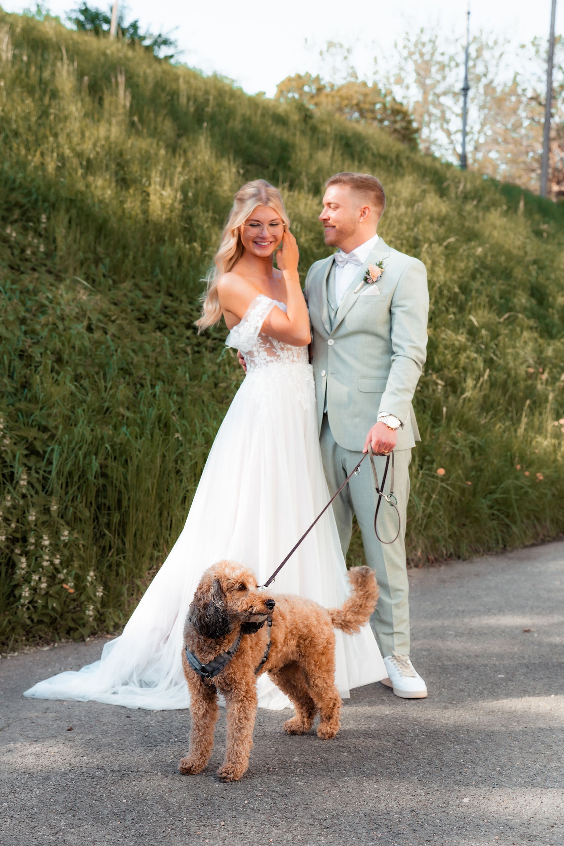Hochzeit Dortmund: romantisches Brautpaarshooting mit Hund