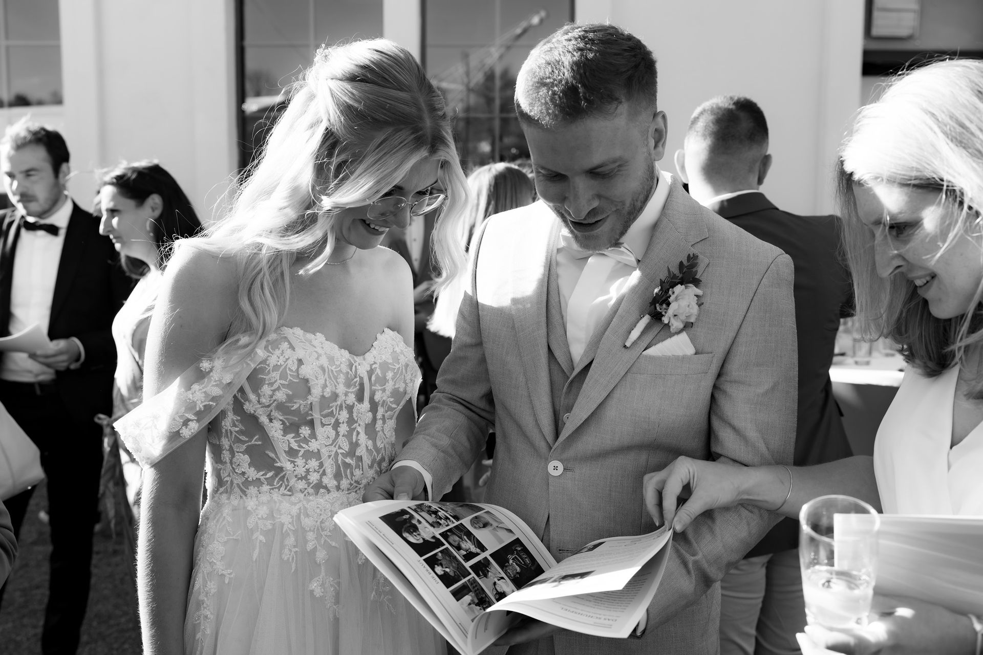 Gäste überraschen das Brautpaar mit Geschenken bei Hochzeit Dortmund