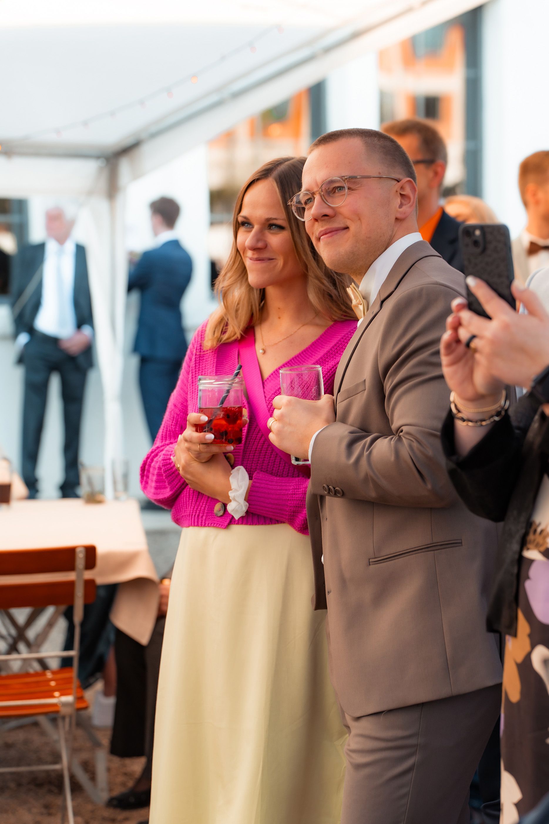 Hochzeit Dortmund Tyde: Gäste feiern gemeinsam mit Brautpaar