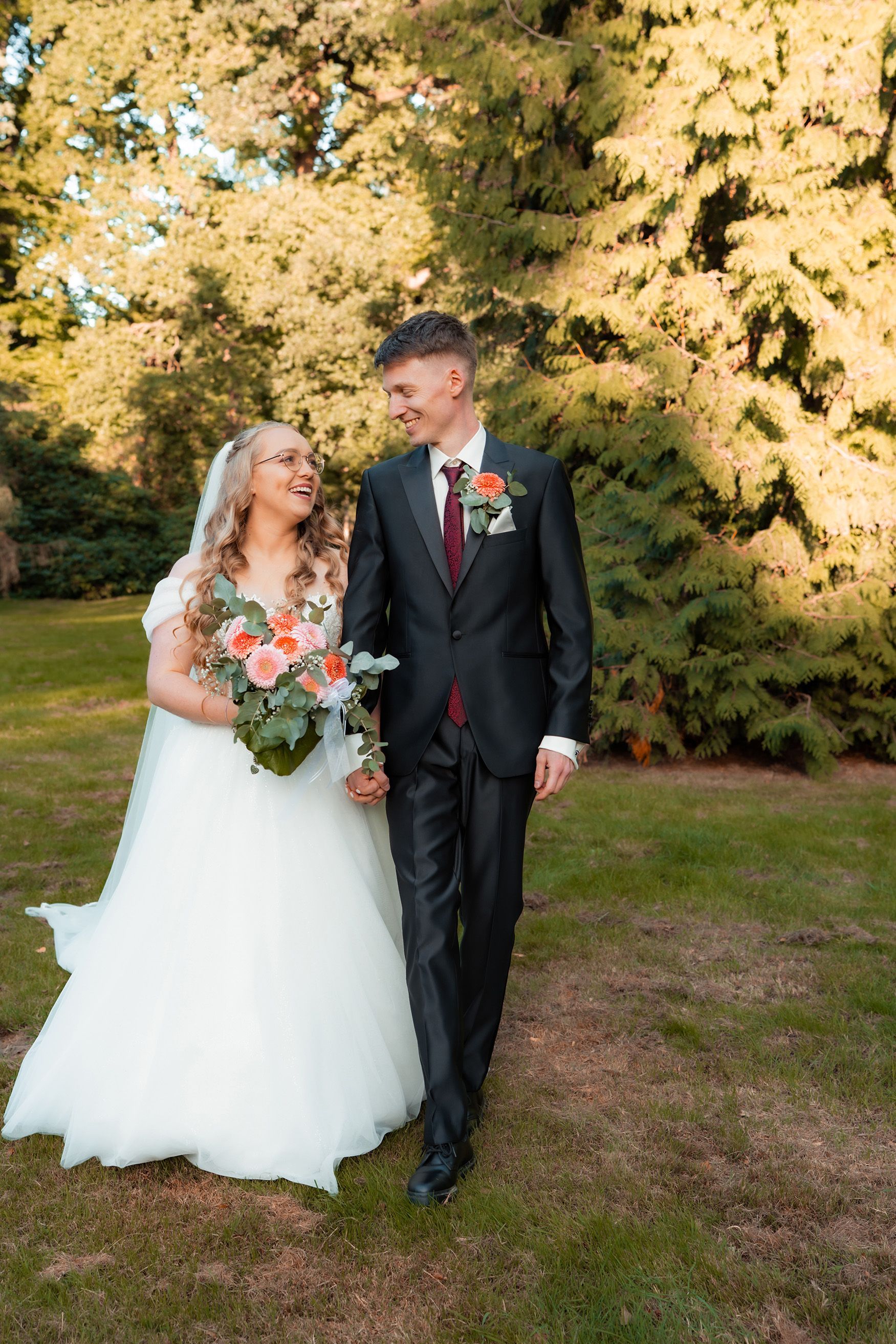 Brautpaar beim Hochzeitsshooting im Grünen nach der kirchlichen Trauung in Bremen.