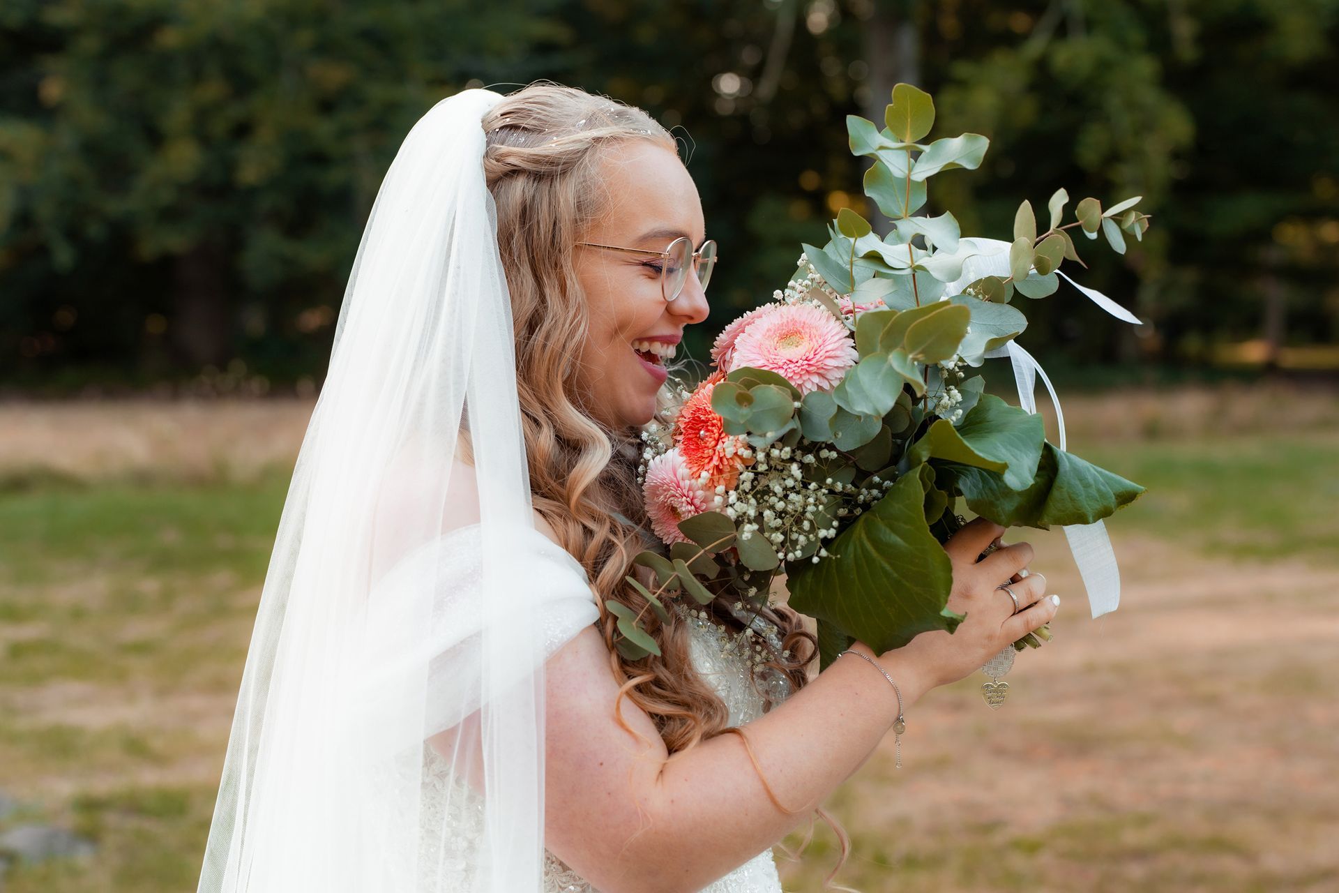 Braut mit Brautstrauß beim Porträtshooting nach der kirchlichen Trauung in Bremen.