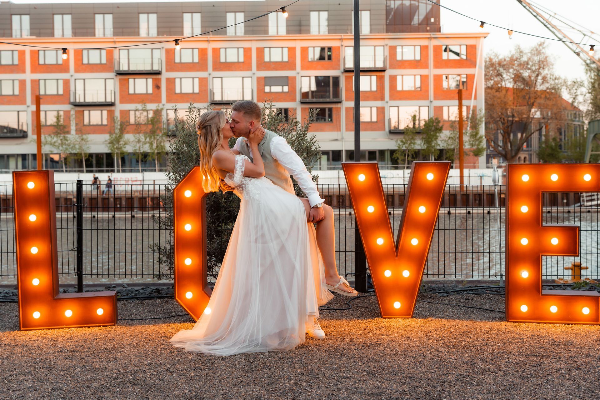 Hochzeit Dortmund: Brautpaar vor großen LOVE-Leuchtbuchstaben