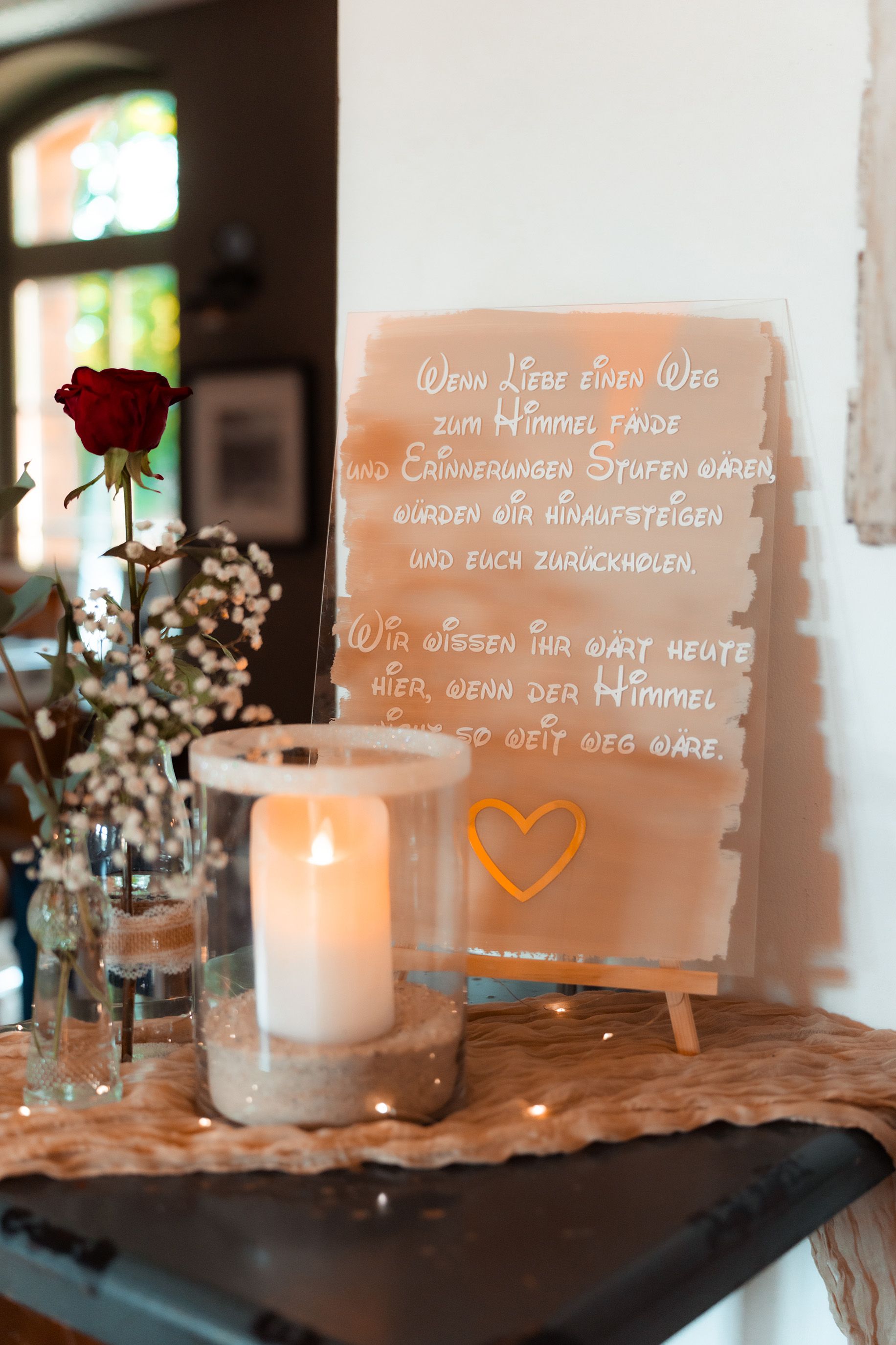 Erinnerungstisch mit Fotos und Kerze bei der Hochzeitsfeier im Grand Central Bremen.