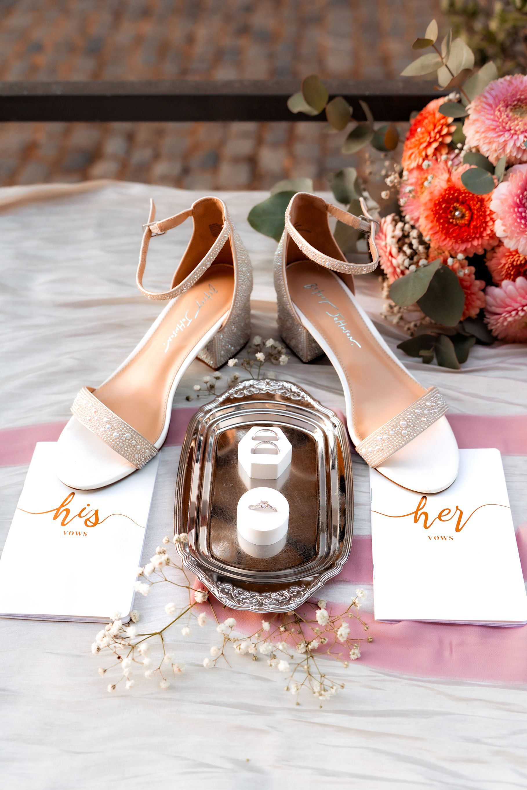 Hochzeitsringe liegen auf Brautschuhen bei der kirchlichen Hochzeit in Bremen.