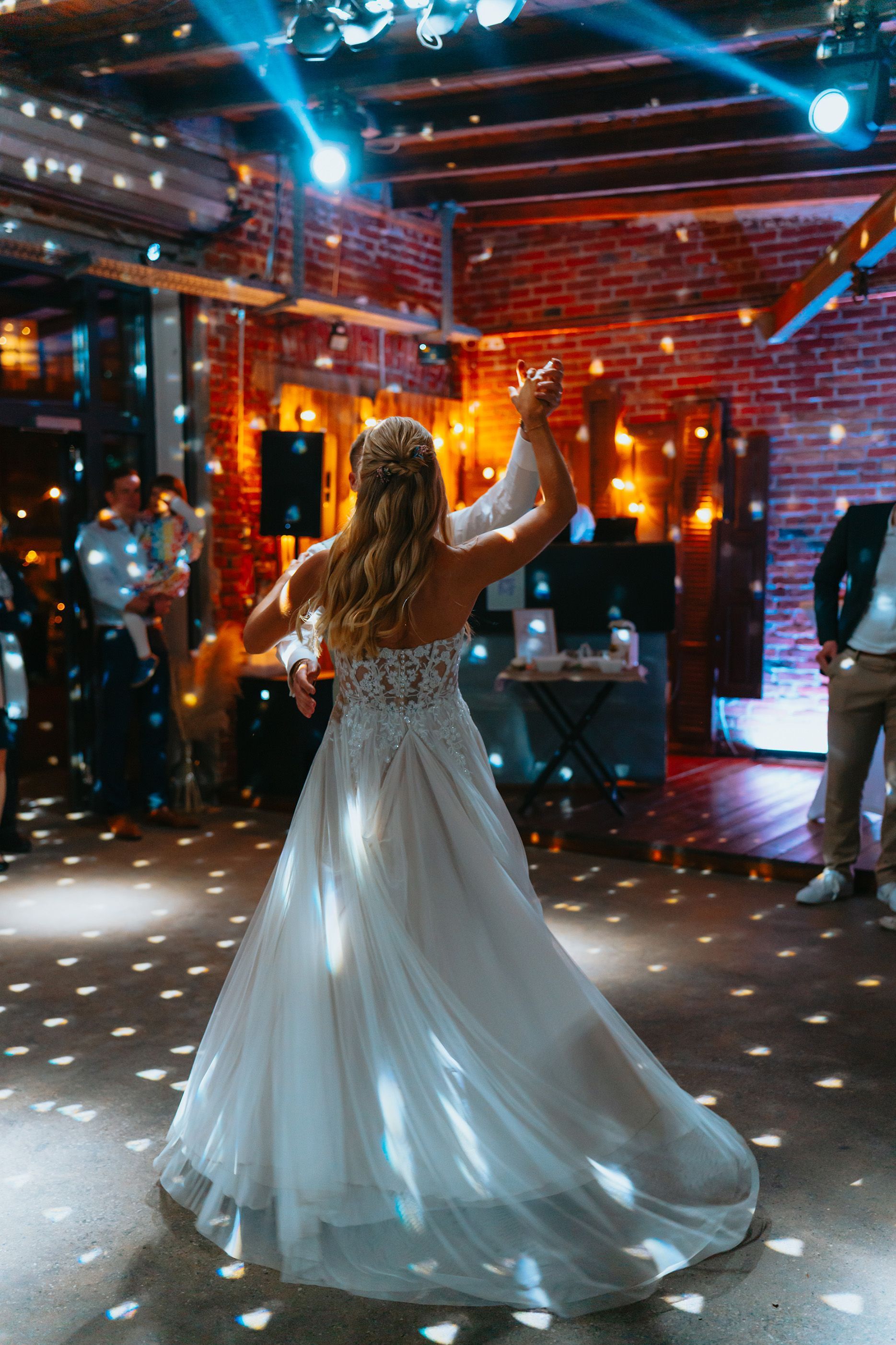Romantischer Hochzeitstanz des Brautpaars in Tyde Dortmund