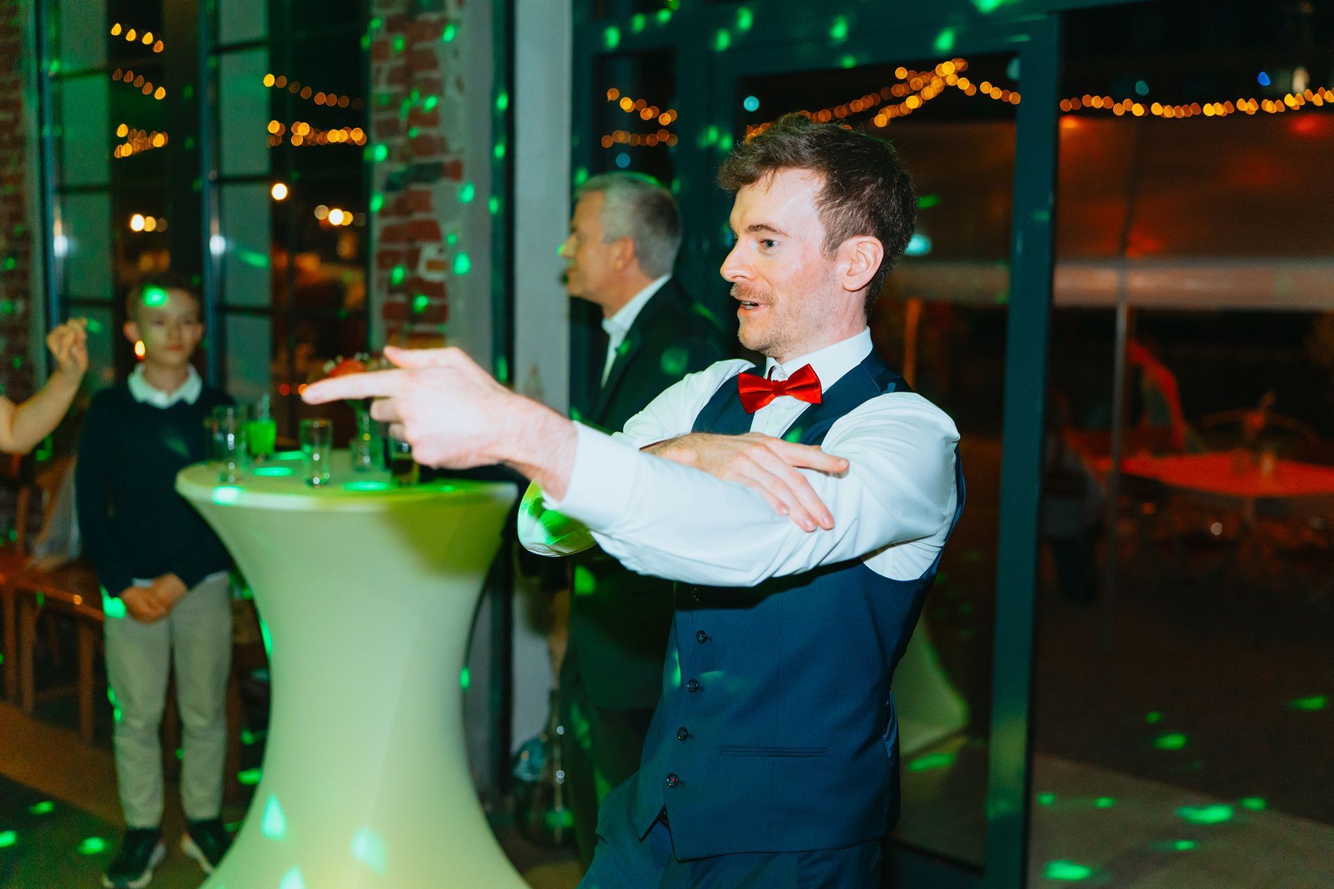 Hochzeitsparty Dortmund Tyde: Gäste feiern ausgelassen mit Brautpaar