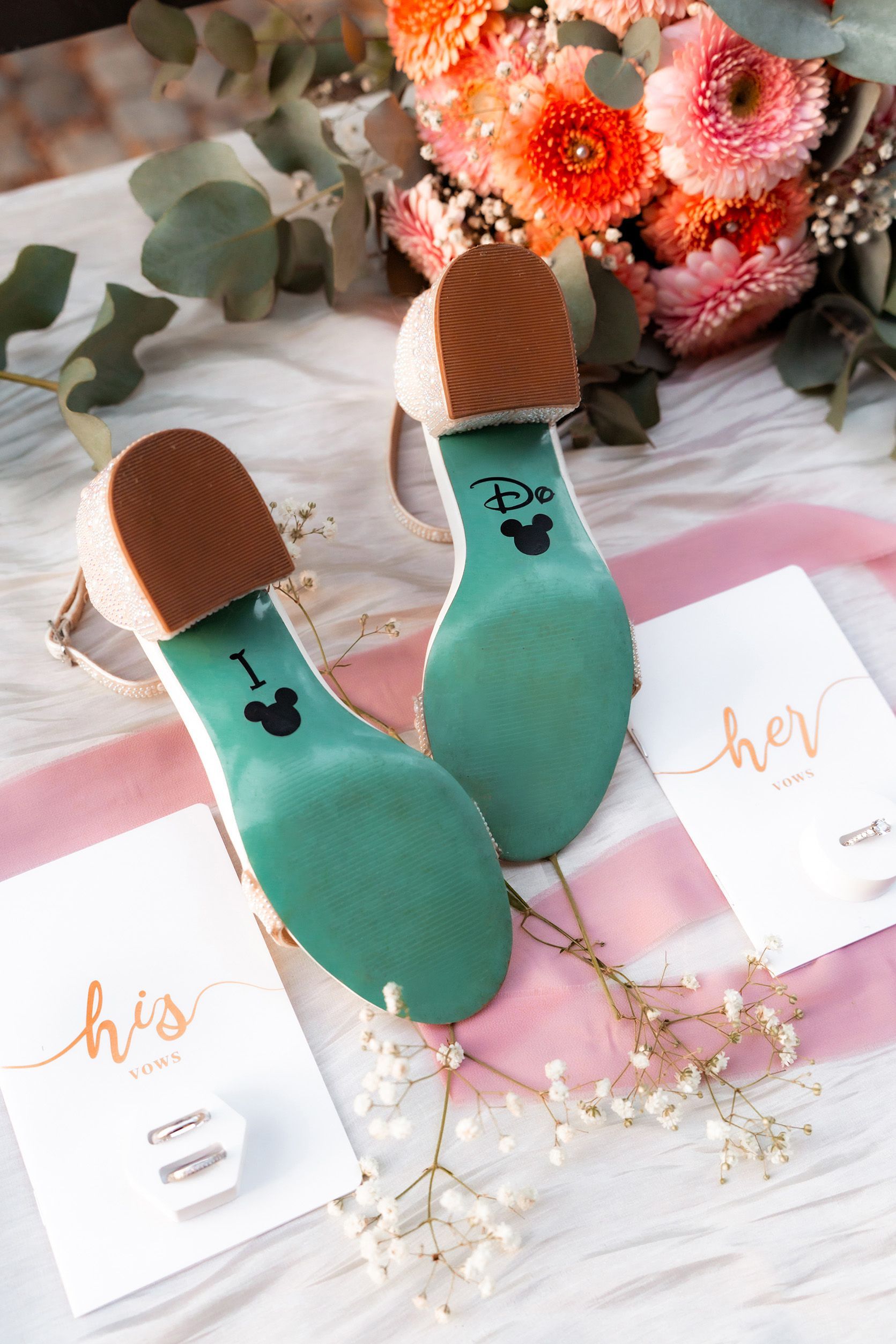 Brautschuhe und Papeterie‑Details mit Blumen bei der kirchlichen Hochzeit in Bremen.