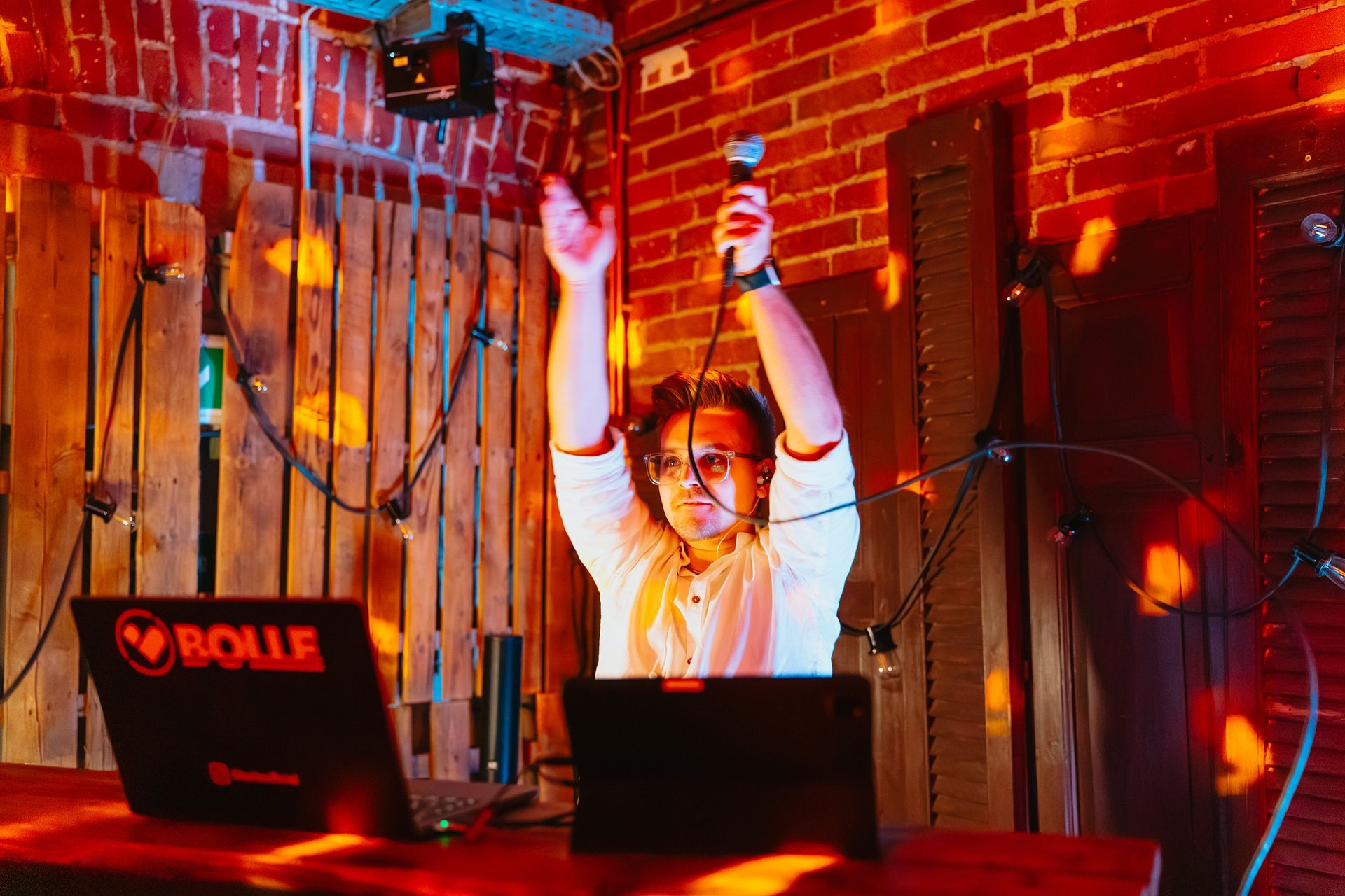 Hochzeitsparty in Dortmund Tyde: DJ und Tanzfläche in Stimmung