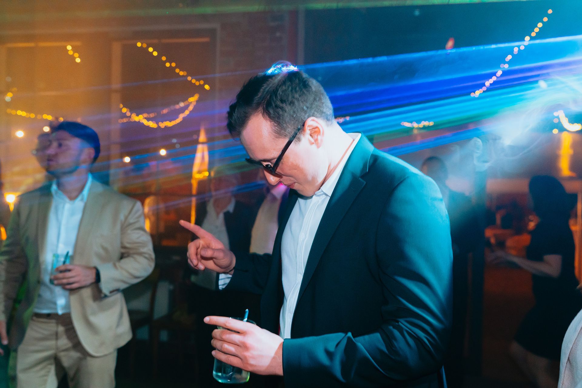 Fröhliche Party und Gäste feiern bei der Hochzeit in Dortmund