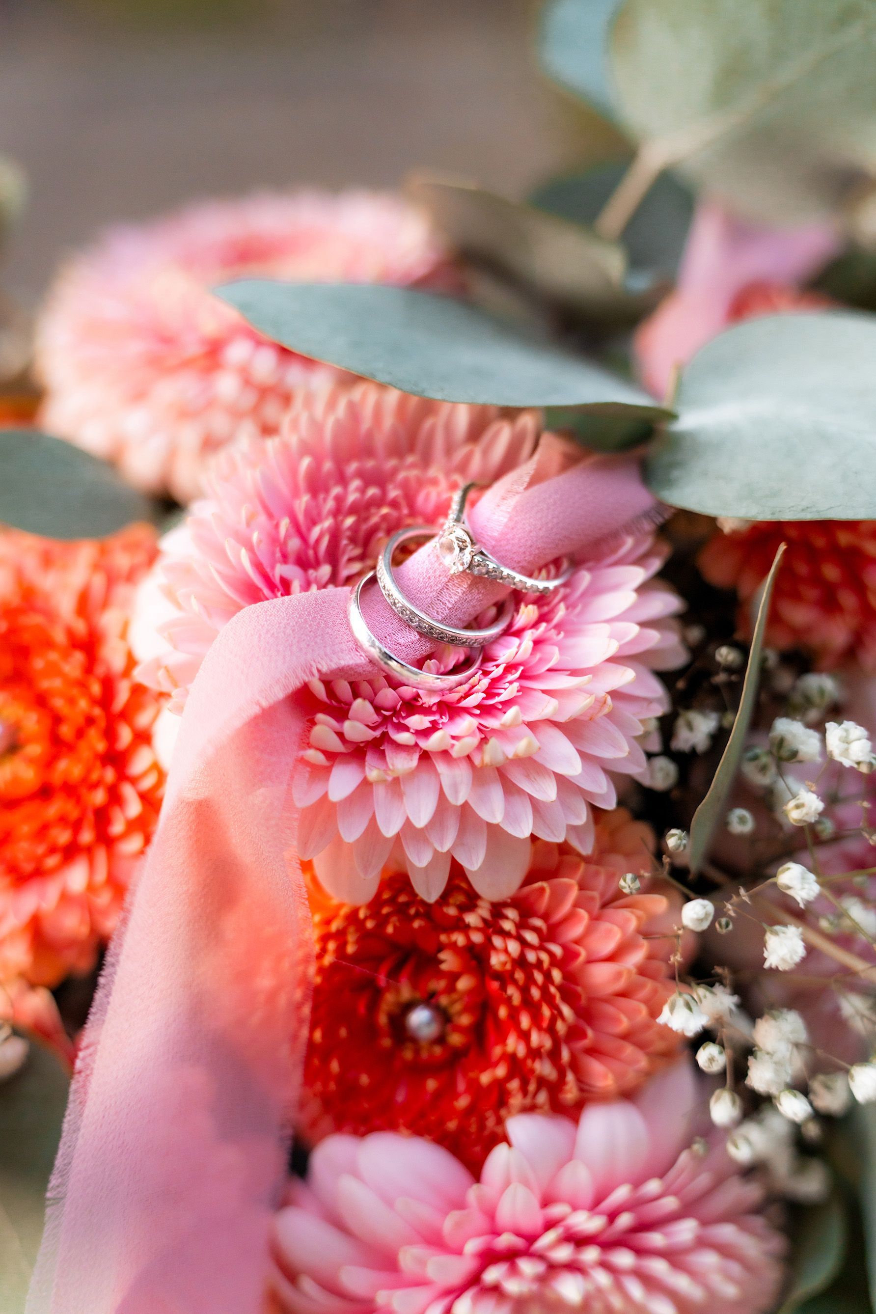 Hochzeitsringe liegen im Brautstrauß bei der kirchlichen Trauung in Bremen.