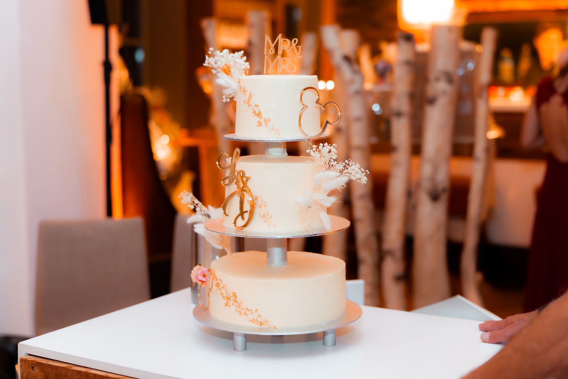 Mehrstöckige Hochzeitstorte bei der Feier im Grand Central Bremen nach kirchlicher Trauung.