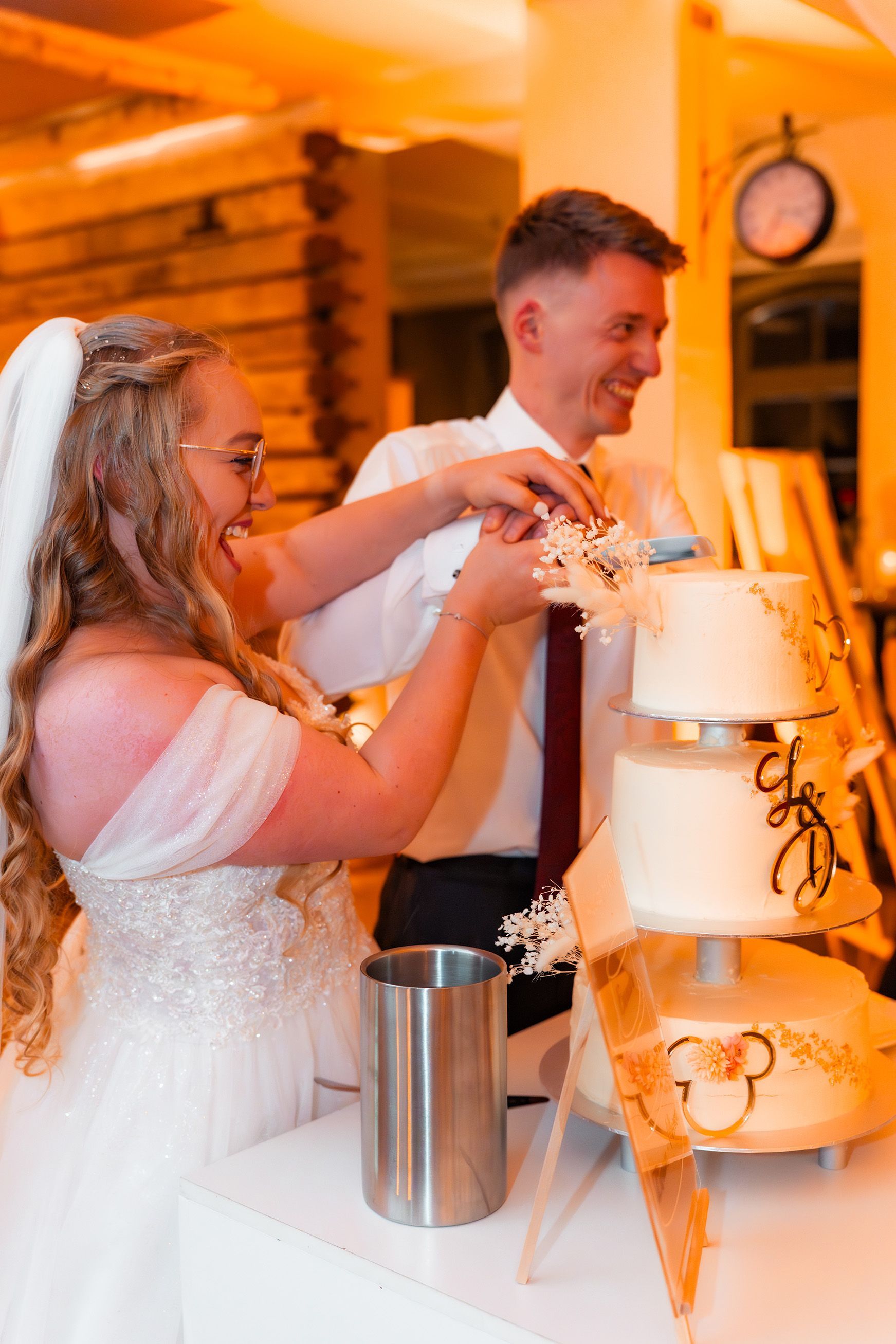 Brautpaar schneidet gemeinsam die Hochzeitstorte bei der Feier im Grand Central Bremen an.