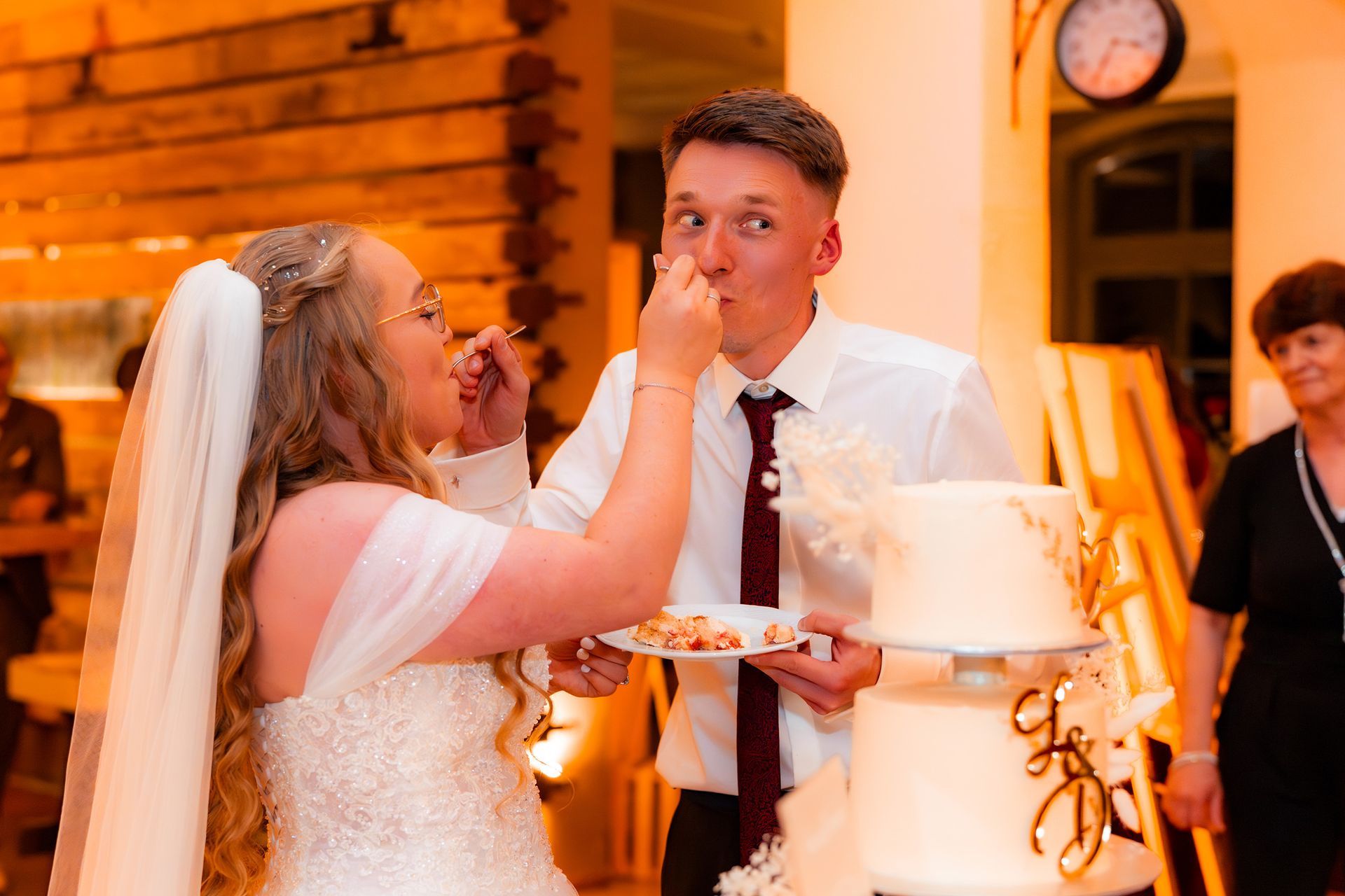 Braut füttert Bräutigam mit Torte bei der Hochzeitsfeier im Grand Central Bremen.