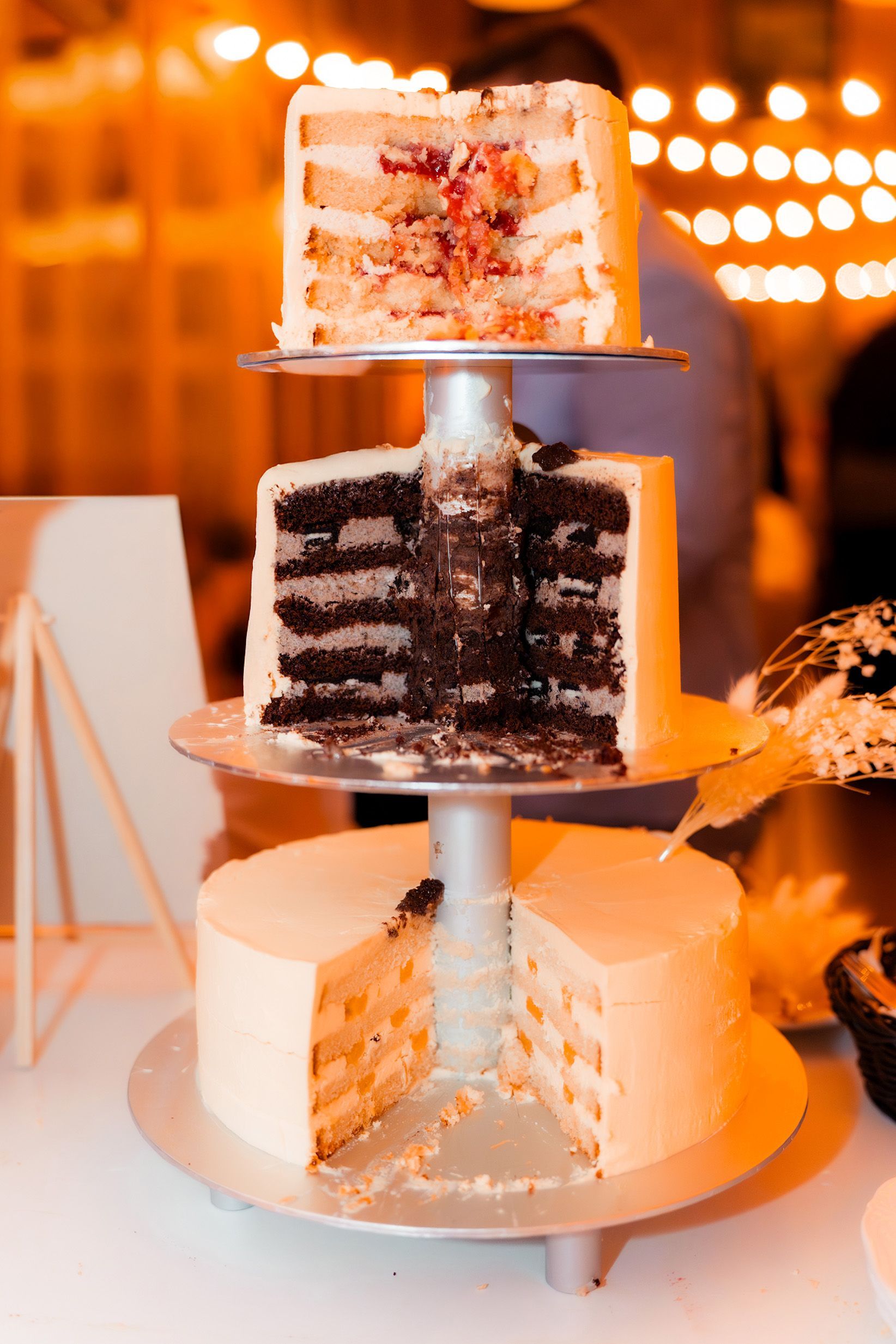 Detailaufnahme einer aufgeschnittenen Hochzeitstorte bei der Feier in Bremen.