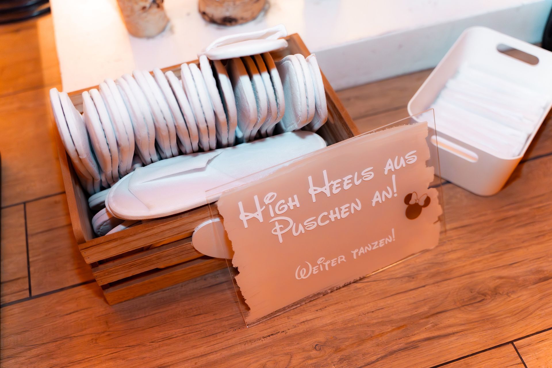 Detailaufnahme von Brautschuhen mit Namenskarte bei der Hochzeit in Bremen.