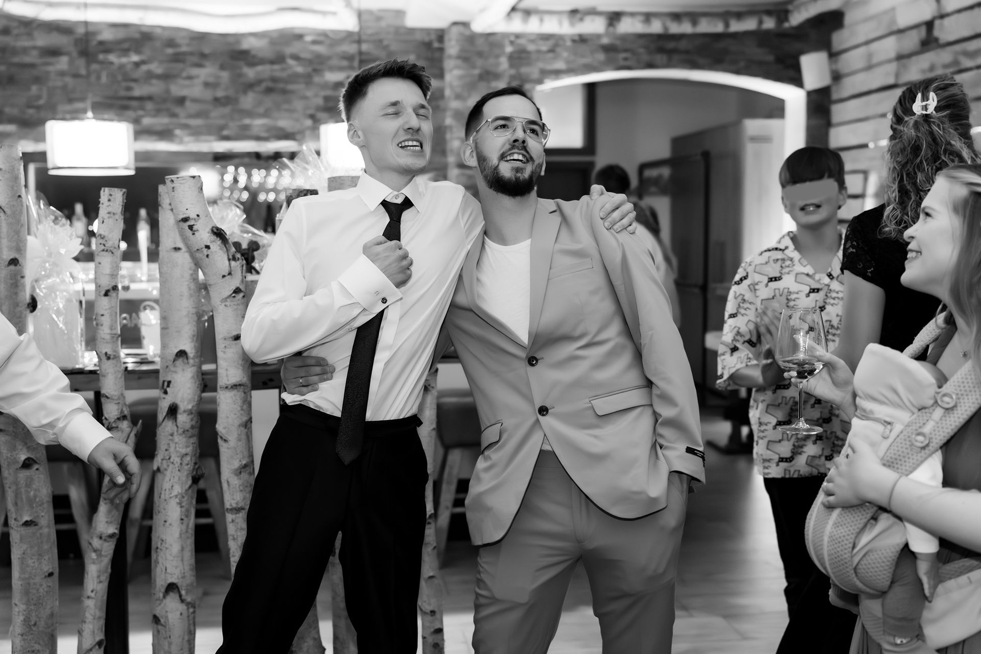 Bräutigam tanzt ausgelassen mit Gästen auf der Hochzeitsfeier in Bremen.
