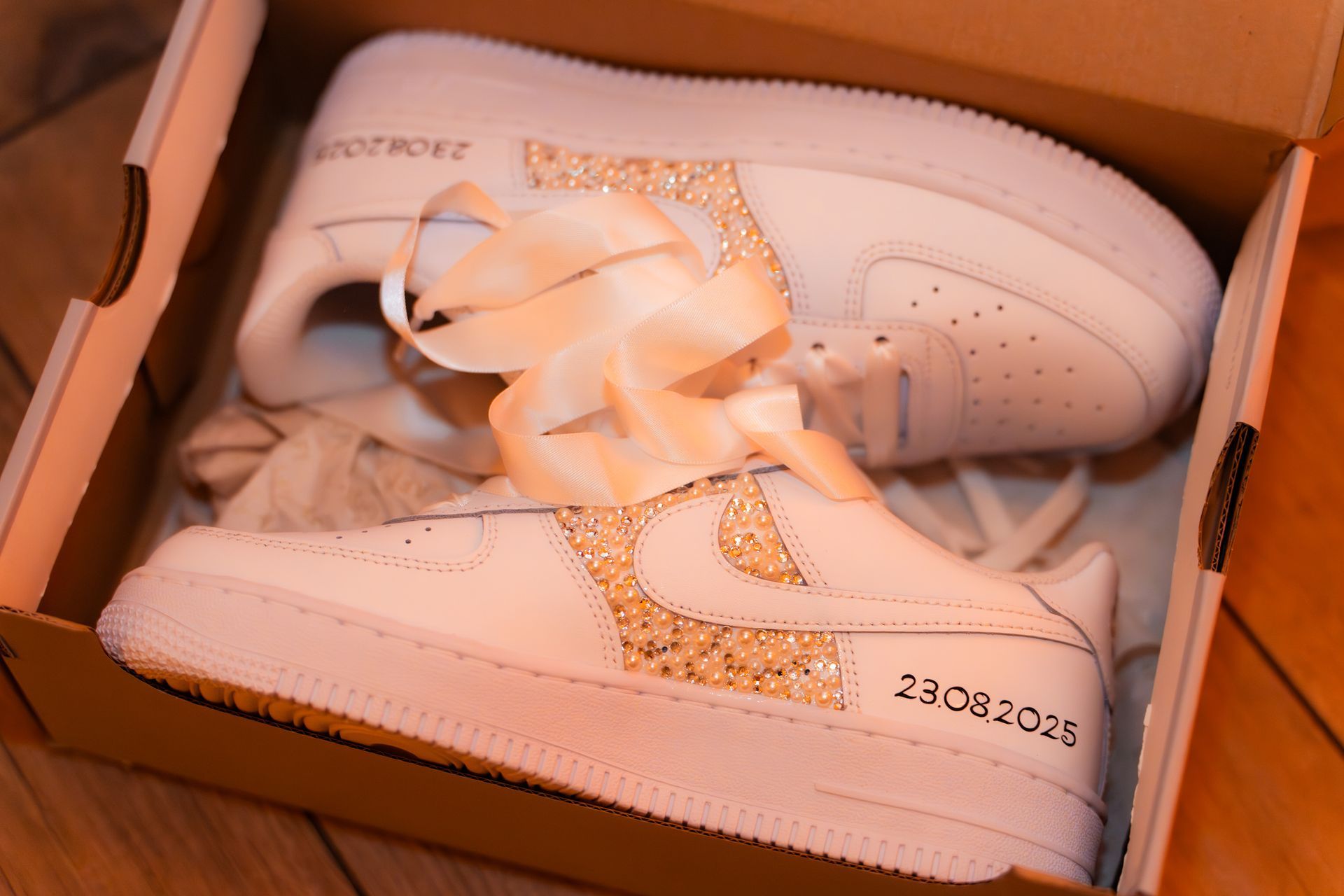 Weiße Sneaker als Geschenk für die Braut bei der Hochzeitsfeier im Grand Central Bremen.