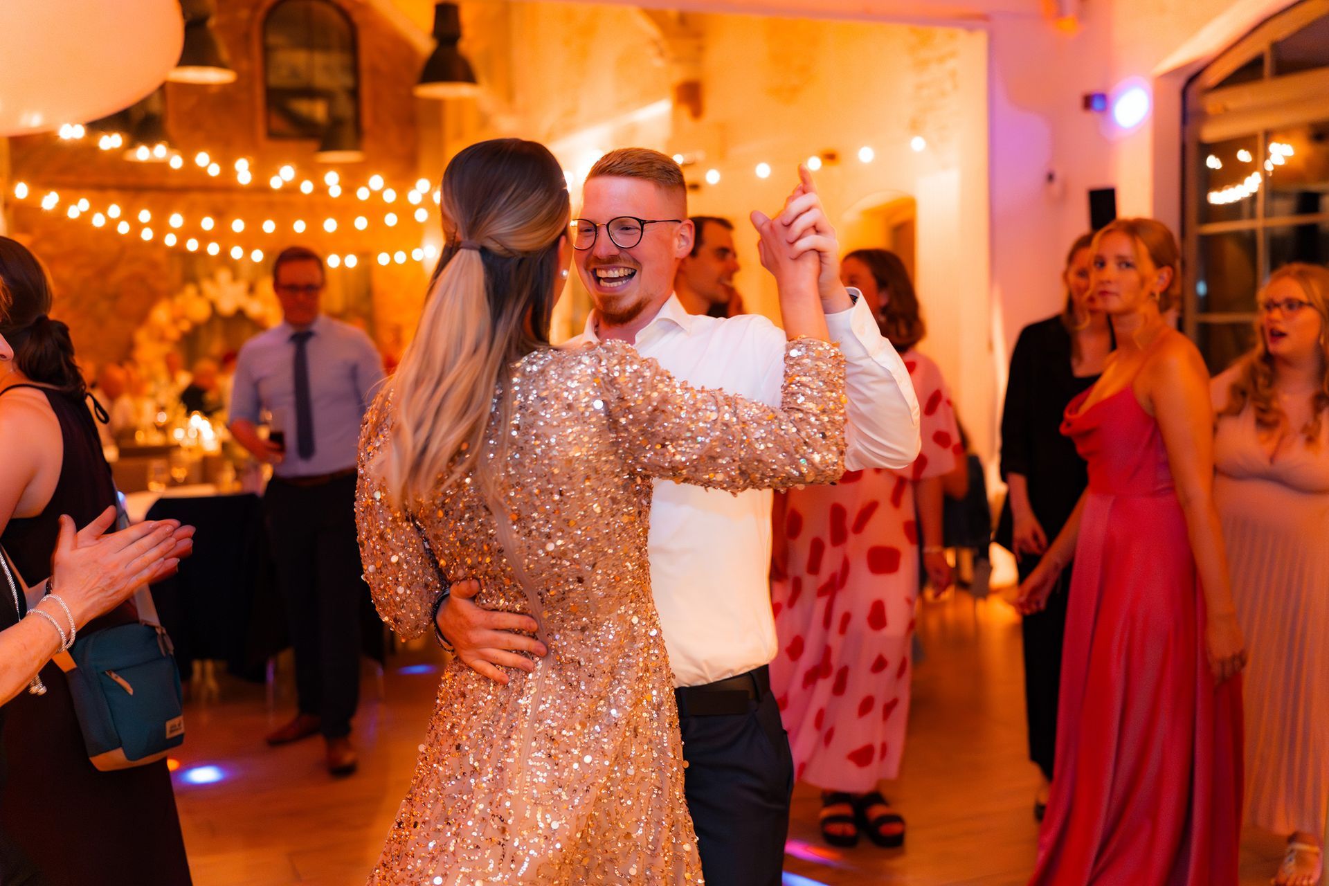 Gäste tanzen fröhlich bei der Hochzeitsfeier im Grand Central Bremen.