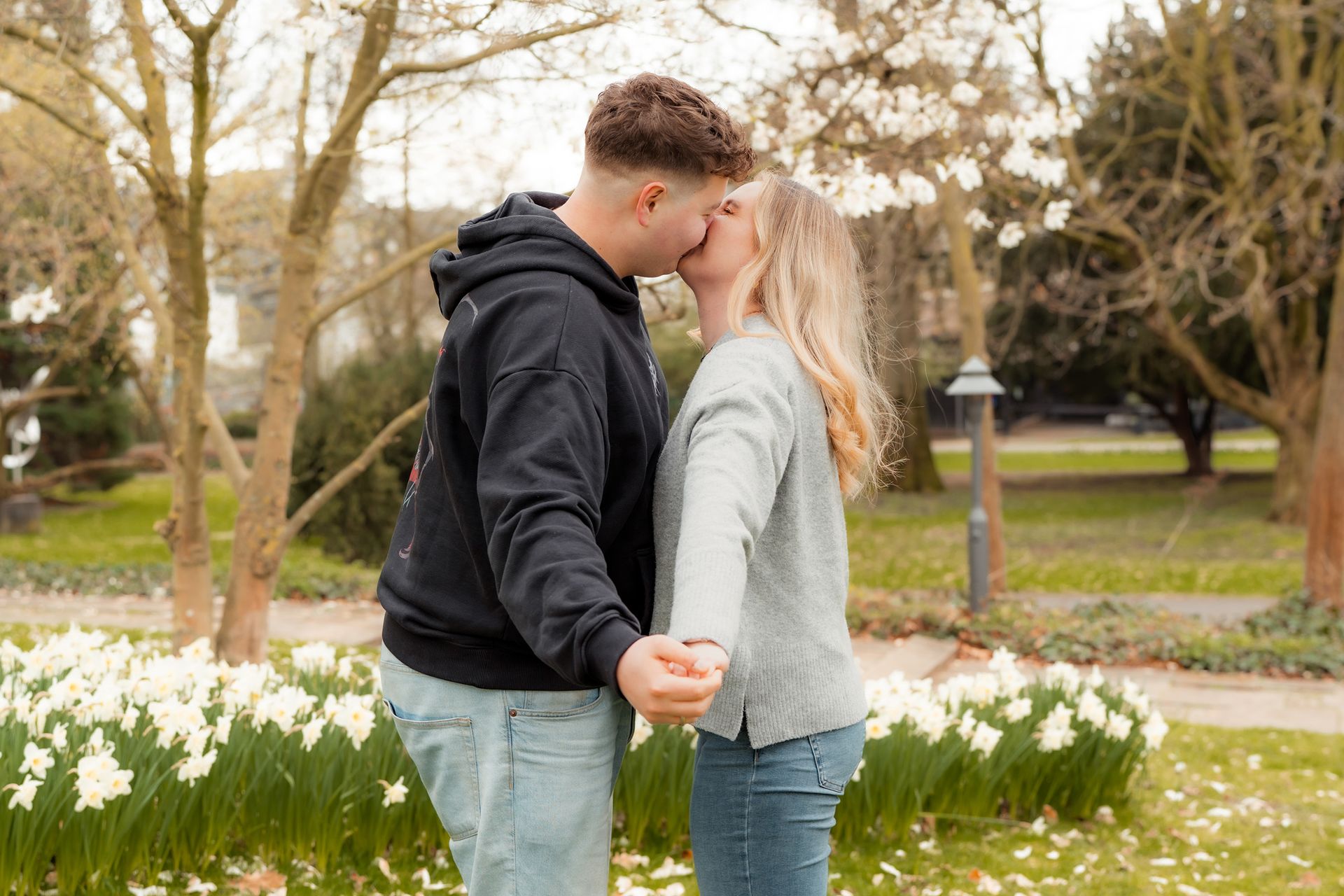 Verliebtes Paar lacht im herbstlichen Wald von Bergisch Gladbach.