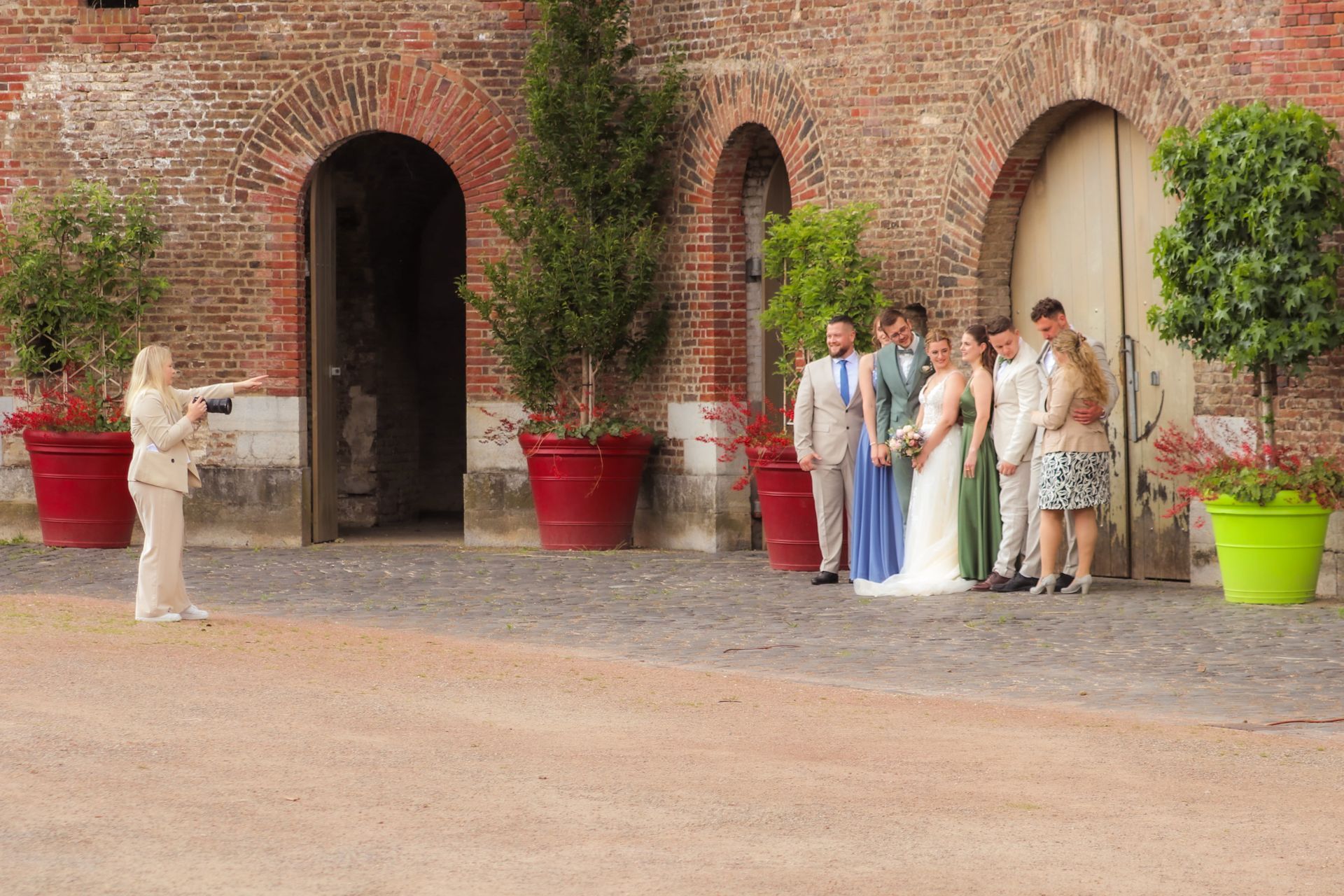 Fotografin Jenny Larrabe weist das Brautpaar und die Freunde bei Gruppenfotos an. 