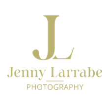 Jenny Larrabe Photography Logo im Quadrat für Footer
