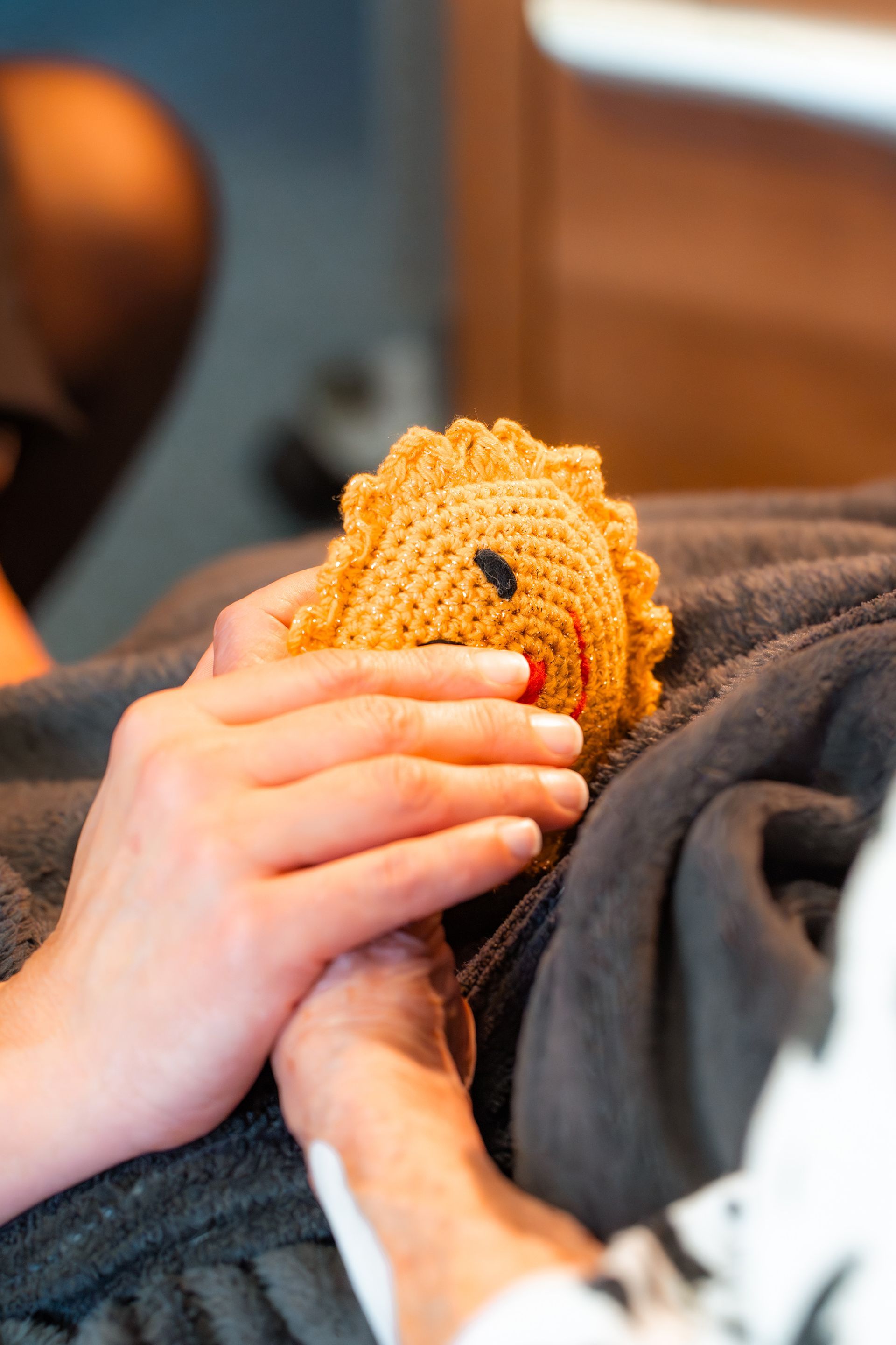 Zärtlicher Kuss eines verliebten Paares bei Paarshooting in der Wahner Heide Troisdorf