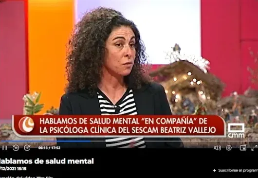 Una mujer con camisa de rayas y chaqueta en un segmento de un programa de 