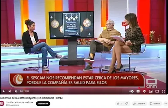 Tres personas están sentadas en un plató de televisión comentando un gráfico 