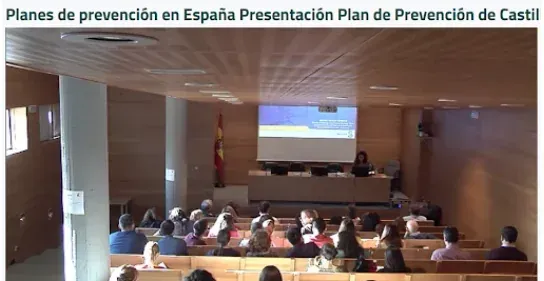 Un aula de conferencias en España con un presentador en una recepción