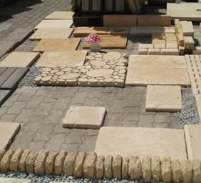 Hay un montón de diferentes tipos de baldosas en el suelo.