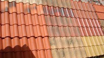 Una fila de tejas rojas están colocadas una encima de otra sobre un tejado.