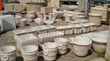 Hay muchos tipos diferentes de macetas y jardineras en el suelo.