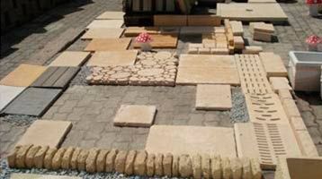 Hay muchos tipos diferentes de baldosas en el suelo.