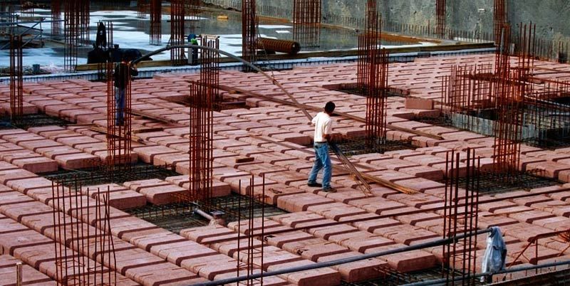 Un grupo de personas está trabajando en un sitio de construcción.