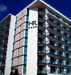 Un gran edificio con la palabra hr en el costado.