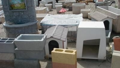Un montón de bloques de hormigón y casetas para perros están apilados uno encima del otro.