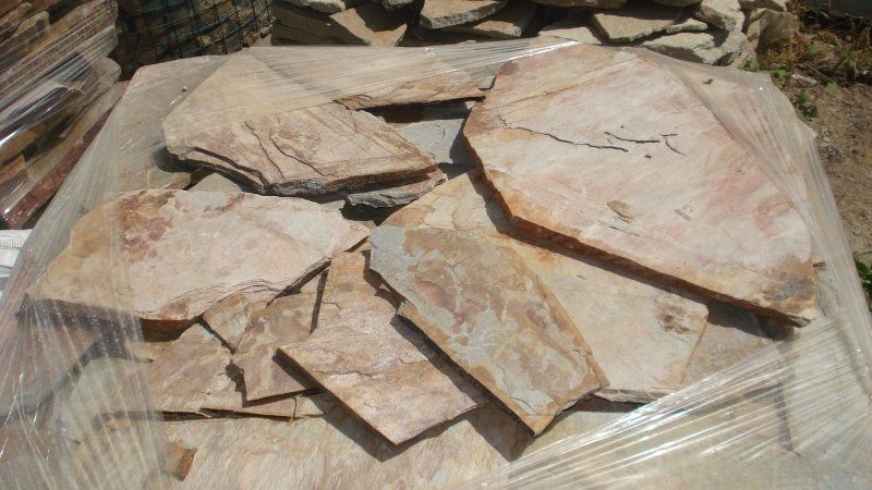 Una pila de rocas envueltas en plástico está sobre una mesa.