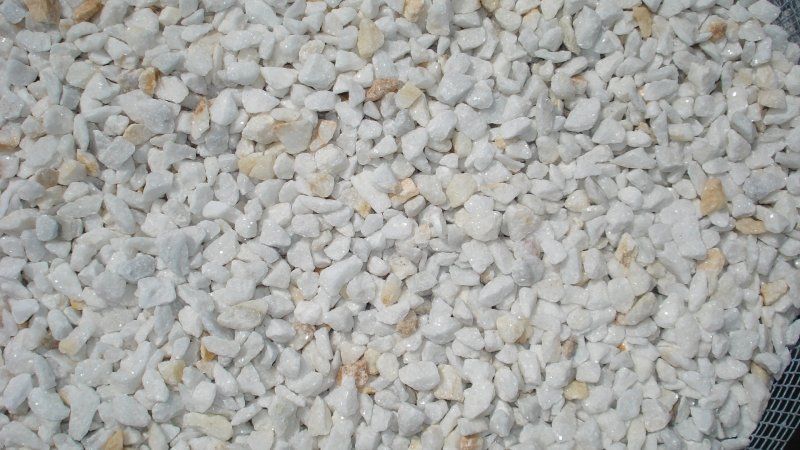 Un montón de grava blanca está sobre una mesa.