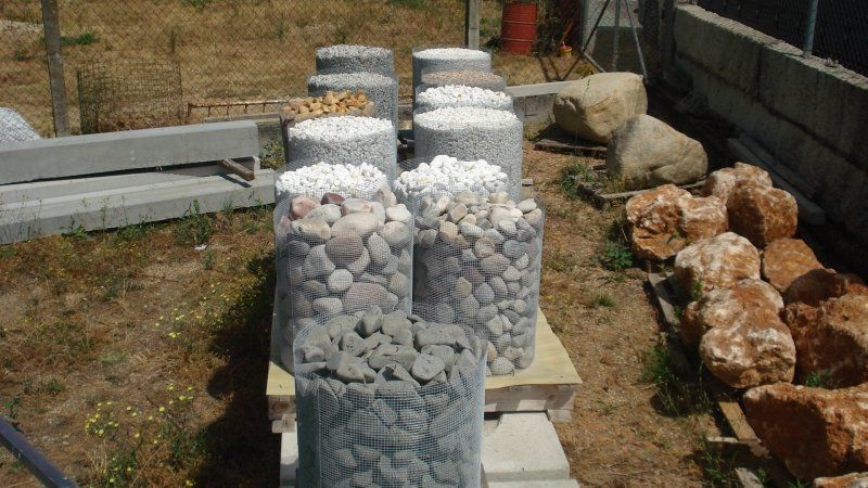 Un montón de rocas están apiladas una encima de otra