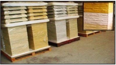 Un grupo de ladrillos se apilan uno encima del otro sobre paletas de madera.