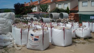 Un montón de bolsas colocadas encima de un campo de tierra.