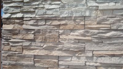 Un primer plano de un muro de piedra con muchos ladrillos encima.